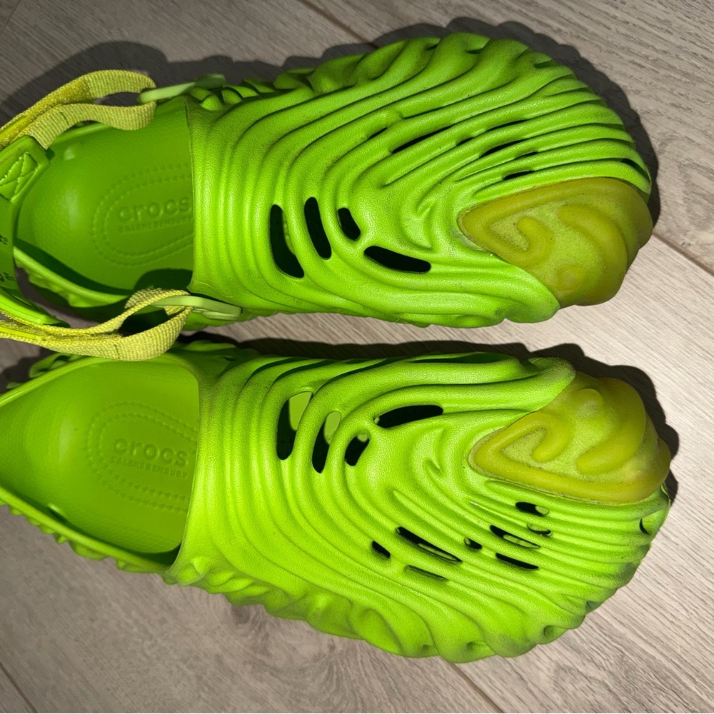 CROCS Neon Lime Green Foam Clogs with Heel Strap - Picture 2 of 6